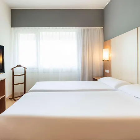 Hotel Ilunion Romareda 4*